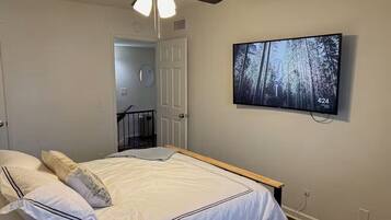 2 bedrooms, iron/ironing board, free WiFi, bed sheets