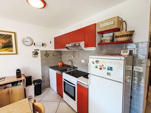 Frigorífico, horno, lavavajillas y utensilios de cocina