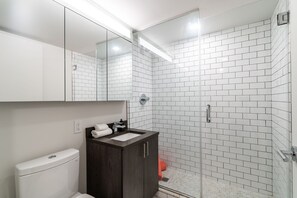 Een haardroger, handdoeken, zeep, toiletpapier