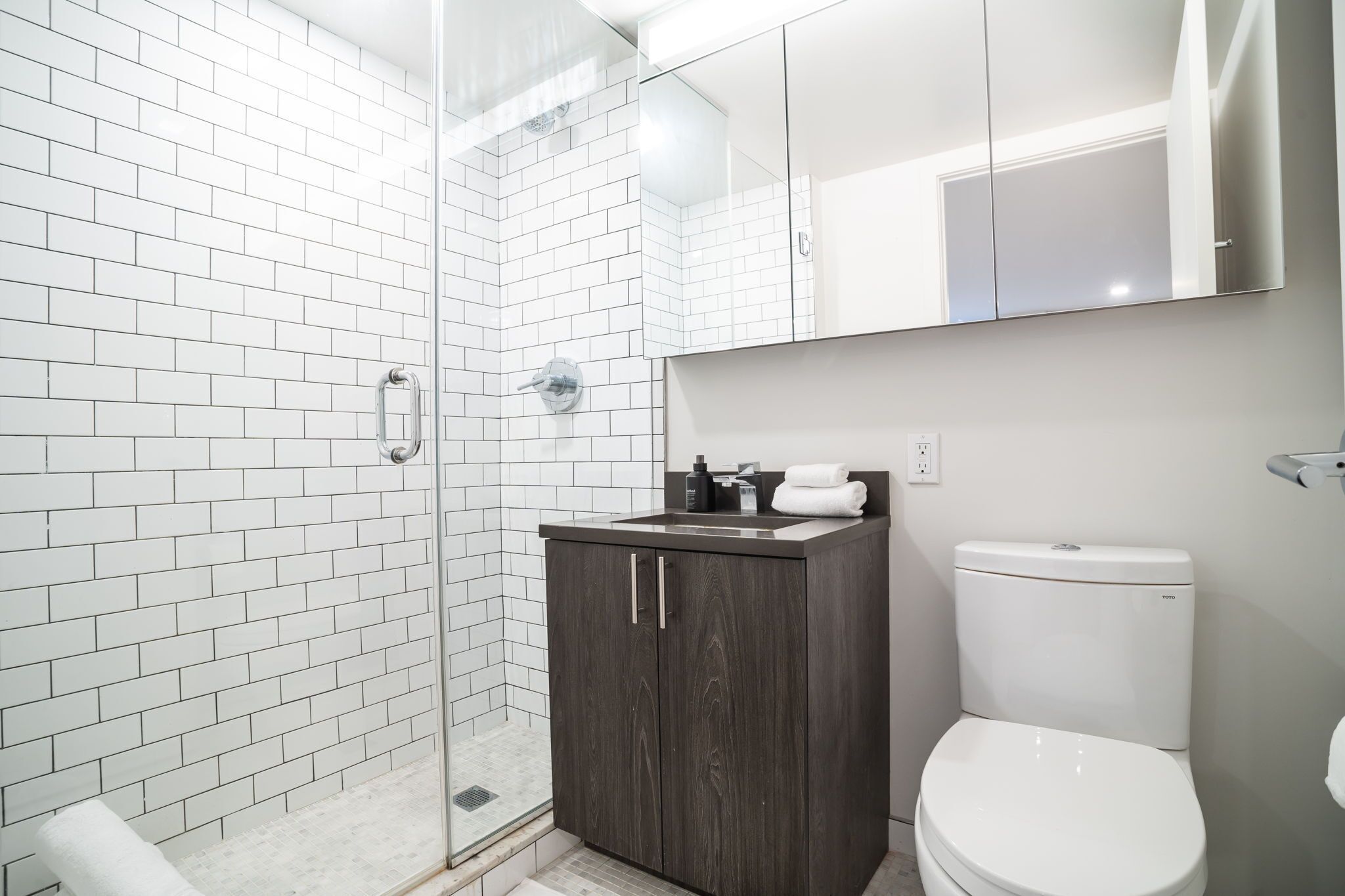 Secadora de cabello, toallas, jabón, papel de baño 