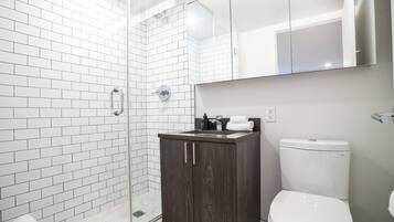 Haartrockner, Handtücher, Seife, Toilettenpapier