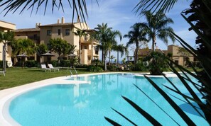 Una piscina al aire libre