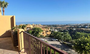 Property grounds - 3-bedroom Apartment With Sea & Mountain Views (Benahavis)