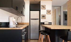 Microwave, dishwasher, cookware/dishes/utensils