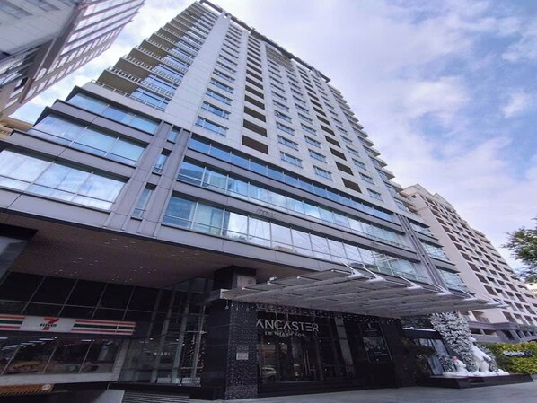 فطور من الأطباق المحلية مجانًا يوميًا