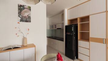 Grand-sviitti, 1 makuuhuone, club-loungen käyttöoikeus, kaupunkinäköala | Yksityinen keittiö | Täysikokoinen jääkaappi, mikroaaltouuni, uuni, liesi