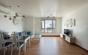 Presidential Suite, 2 Bedrooms, Club Lounge Access, City View | Egyptian cotton sheets, premium bedding, down comforters - Bluesky Lancaster Luxstay Japan Town (Sai Gon)