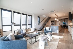 Fernseher, Kamin, DVD-Player, Arbeitsbereiche