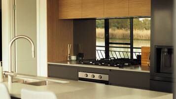 Mikrobølgeovn, ovn, kokeplater og oppvaskmaskin