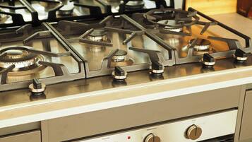 Microondas, horno, placa de cocina, lavavajillas