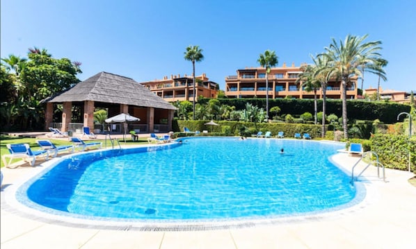 Outdoor pool, a heated pool - Apartment in Benahavis With Golf Views (Estepona)