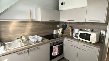 Fridge, microwave, oven, coffee/tea maker