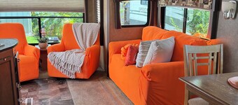 Orange Bubbles - Cozy & Creative Getaway