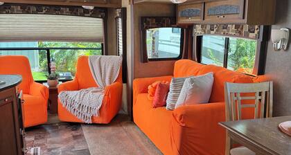 Orange Bubbles – Cozy & Creative Getaway