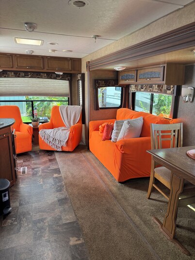 Orange Bubbles - Cozy & Creative Getaway