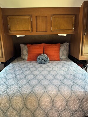 2 عدّة غرف نوم ومكواة/لوح كي وواي فاي وملاءات أسرّة