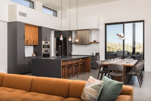 Smart TV, books, stereo - The Reserve: Heated Pool • Spa • Fire Pit • Views • Near Joshua Tree NP (Yucca Valley)
