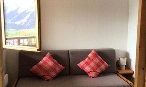 Living area - Family Apartment Sleeps 8, Mountain View, Sybelles Area (Saint-Jean-d'Arves)