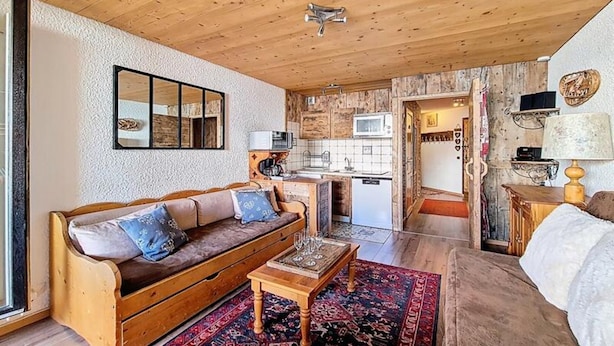 Living area - Studio of 34 m2 - 7 Floor - Unobstructed View Facing South (Les Belleville)