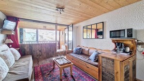 Living area - Studio of 34 m2 - 7 Floor - Unobstructed View Facing South (Les Belleville)