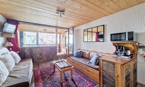 Living area - Studio of 34 m2 - 7 Floor - Unobstructed View Facing South (Les Belleville)