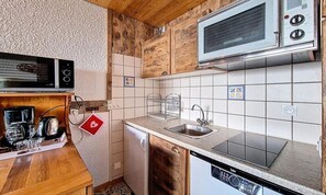 Microwave, cookware/dishes/utensils - Studio of 34 m2 - 7 Floor - Unobstructed View Facing South (Les Belleville)