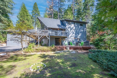 Castlewood Chalet–Family Retreat in Arnold w/ Hot Tub, Guest Suite & Loft Views