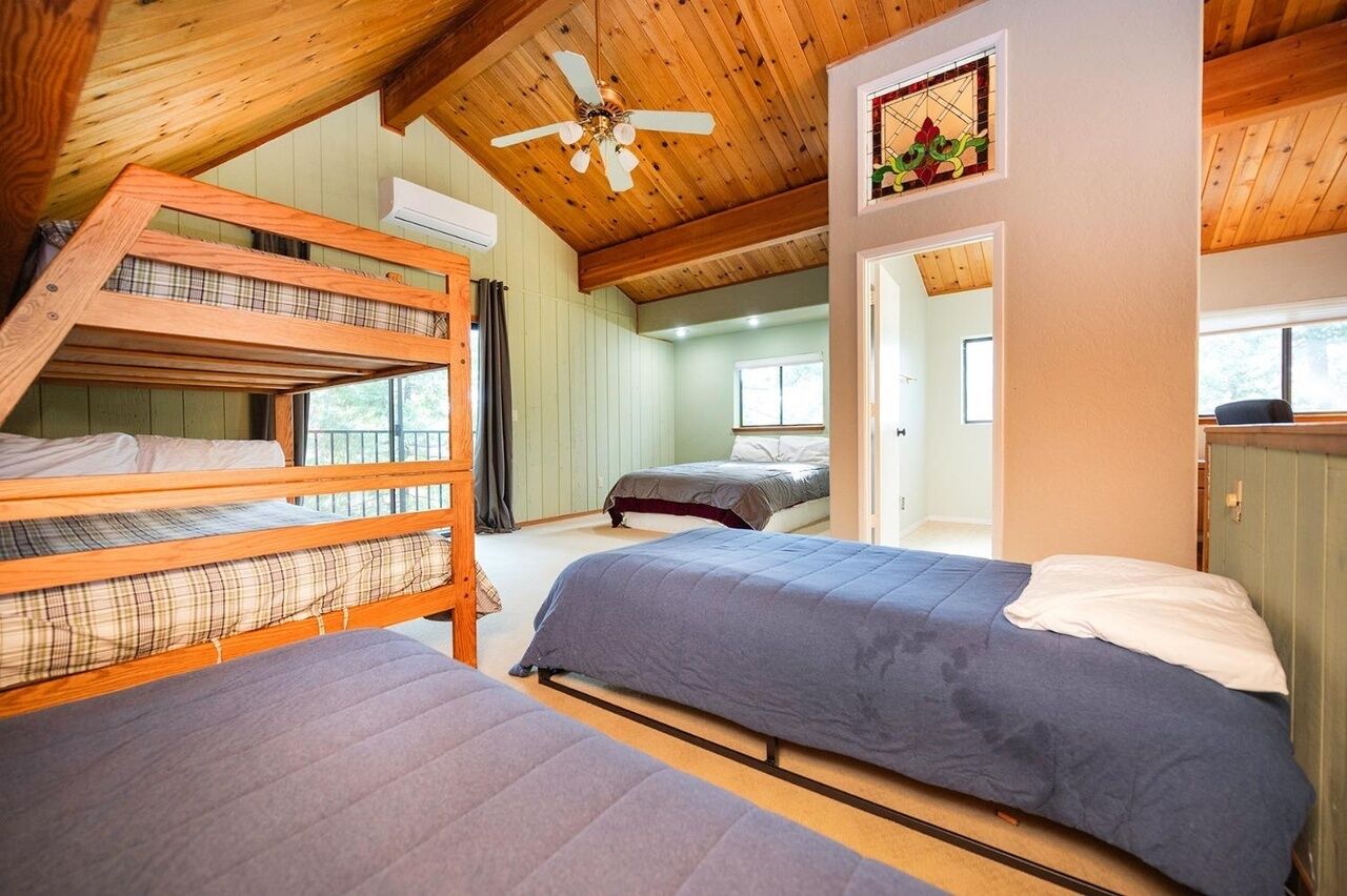 5 bedrooms, iron/ironing board, WiFi, bed sheets