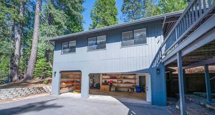 Castlewood Chalet–Family Retreat in Arnold w/ Hot Tub, Guest Suite & Loft Views