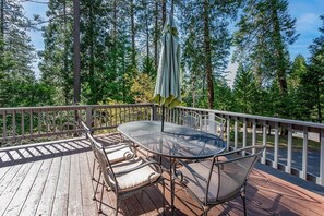 Outdoor dining - Castlewood Chalet–Family Retreat in Arnold w/ Hot Tub, Guest Suite & Loft Views (Arnold)