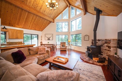 Castlewood Chalet–Family Retreat in Arnold w/ Hot Tub, Guest Suite & Loft Views