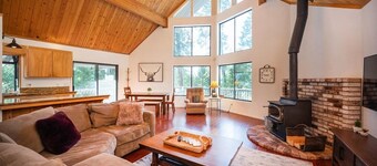 Castlewood Chalet–Family Retreat in Arnold w/ Hot Tub, Guest Suite & Loft Views