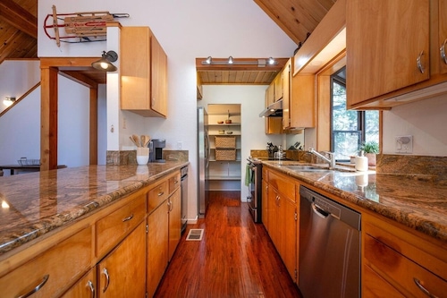 Castlewood Chalet–Family Retreat in Arnold w/ Hot Tub, Guest Suite & Loft Views