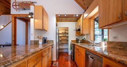 Castlewood Chalet–Family Retreat in Arnold w/ Hot Tub, Guest Suite & Loft Views