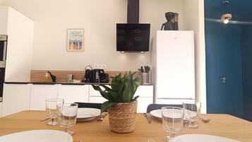 Fridge, microwave, oven, coffee/tea maker