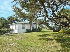 Property grounds - Cozy Beach Getaway in Beautiful Ormond Beach Getaway (Ormond Beach)