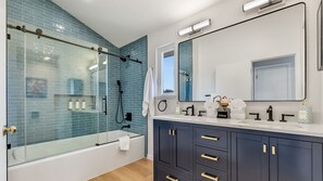 Douche, sèche-cheveux, shampoing