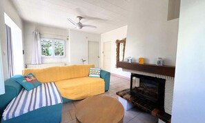 Living area - 3-room Apartment for 4 People Near La Capte Beach (Hyères)