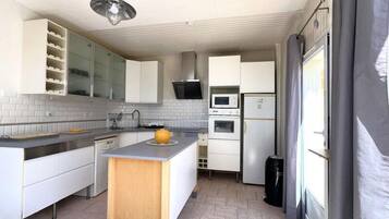 Microwave, oven, dishwasher, cookware/dishes/utensils