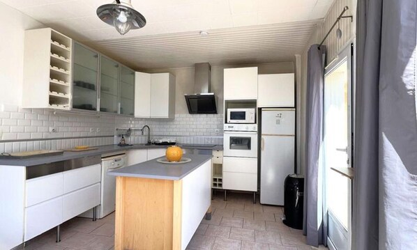 Microwave, oven, dishwasher, cookware/dishes/utensils - 3-room Apartment for 4 People Near La Capte Beach (Hyères)