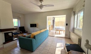 Living area - 3-room Apartment for 4 People Near La Capte Beach (Hyères)