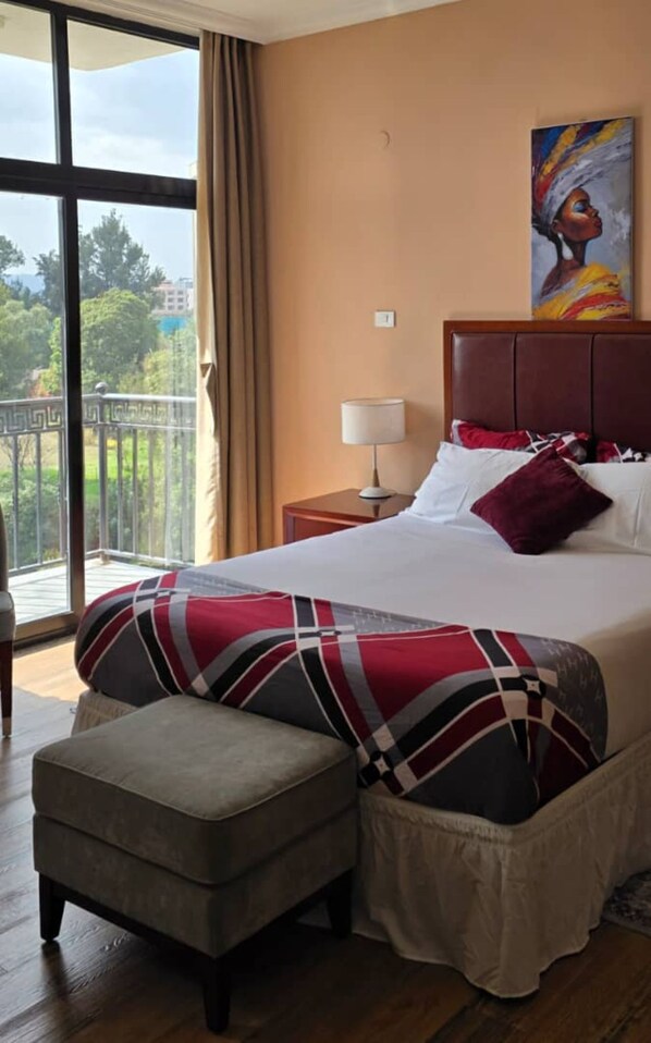 Zimmersafe, Schreibtisch, laptopgeeigneter Arbeitsplatz