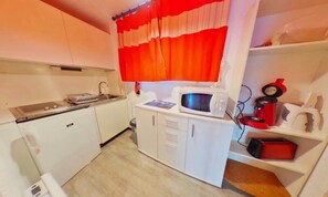 Fridge, microwave, coffee/tea maker, electric kettle - Studio Apartment With Mezzanine + Garage in Les Saisies, Sleeps 4 (Hauteluce)