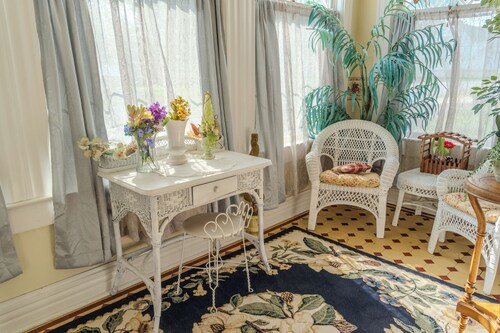 PB Larkin Victorian Mansion-4200 Sq. Ft Pet Safe Beautifully Preserved 1865 Home