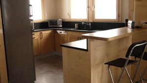 Fridge, oven, dishwasher - Apartment in Grand-bornand With Mountain View (Le Grand-Bornand)