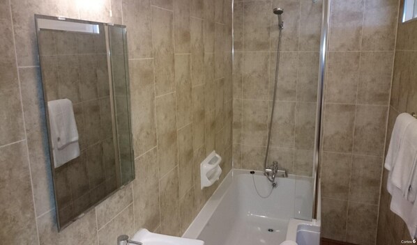 House | Bathroom - Standard Family of 4 Room With View (Tenby)