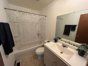 تجهيزات دش، مناشف، صابون، ورق حمّام