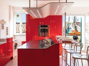 Frigorifero, forno, lavastoviglie, pentole/stoviglie/utensili