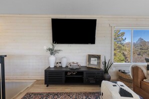 TV - Four Bears Cabin, 2025 remodel. Rustic & Modern. (Alton)