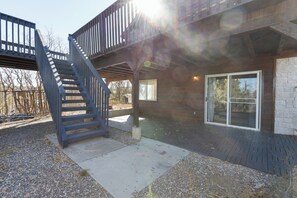 Terrace/patio - Four Bears Cabin, 2025 remodel. Rustic & Modern. (Alton)